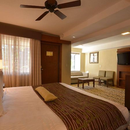 Best Western The Inn & Suites Pacific Grove Bagian luar foto