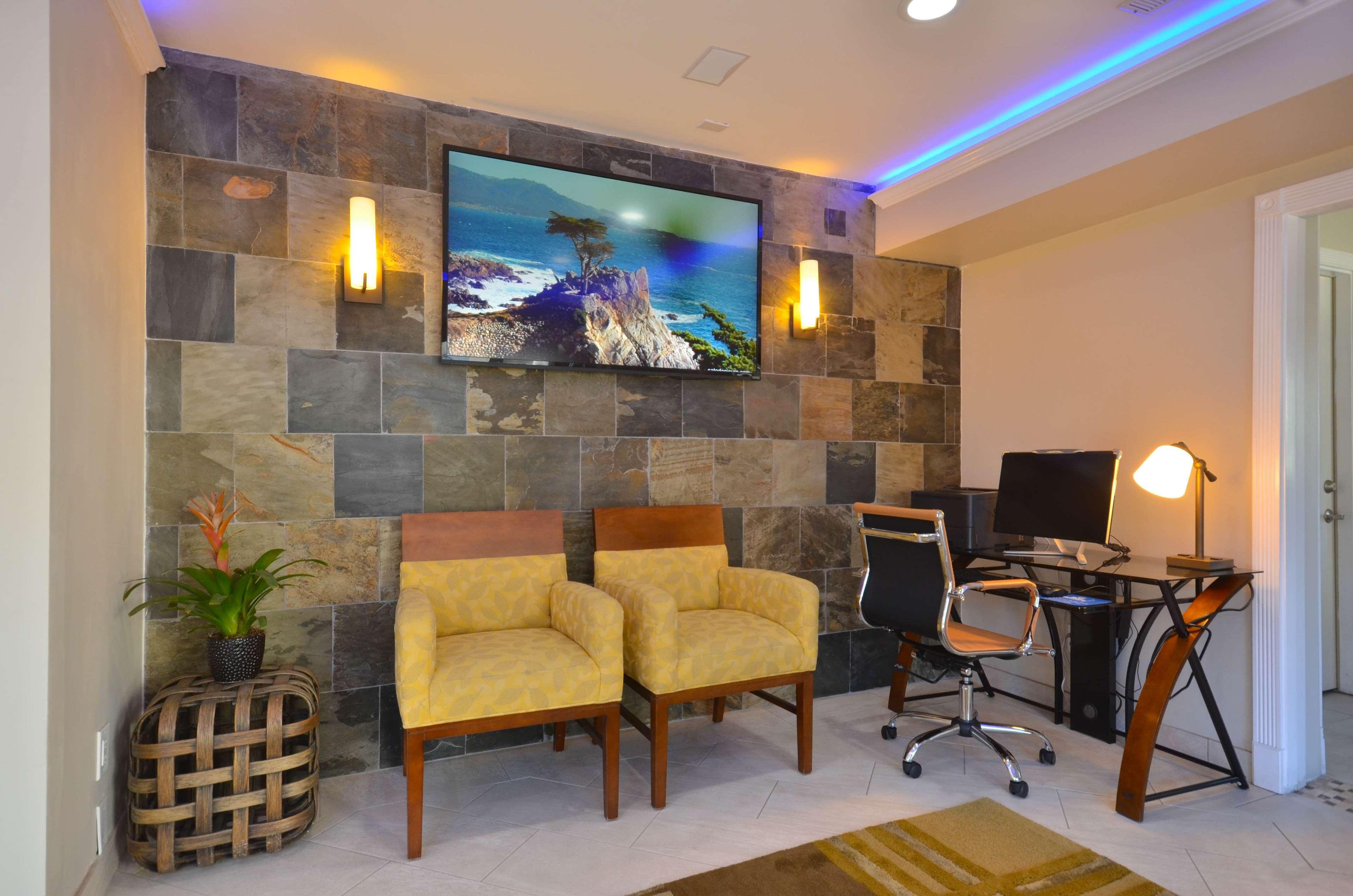 Best Western The Inn & Suites Pacific Grove Bagian luar foto