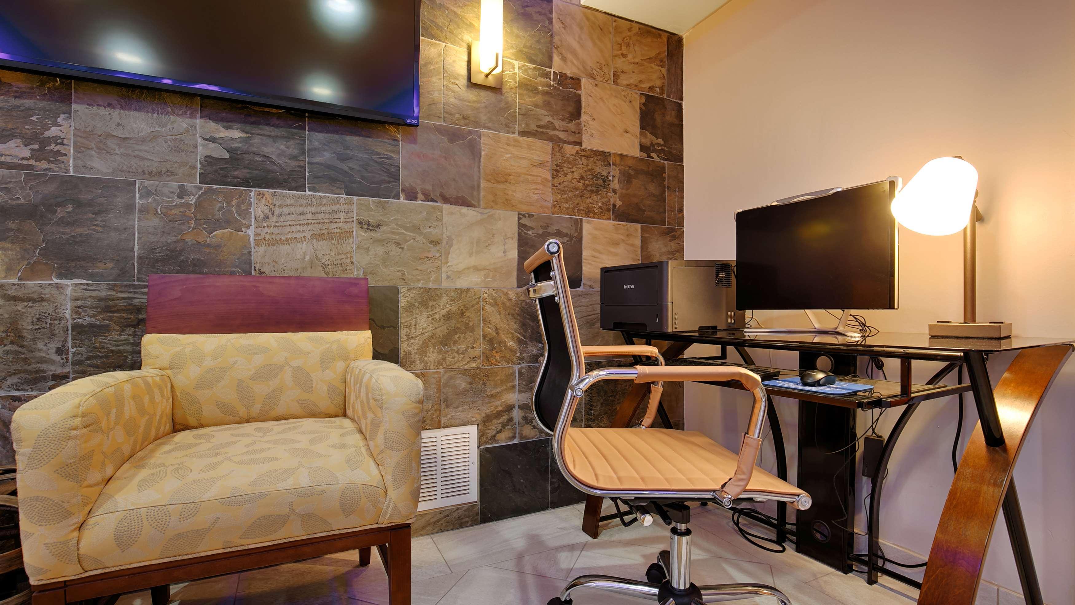 Best Western The Inn & Suites Pacific Grove Bagian luar foto