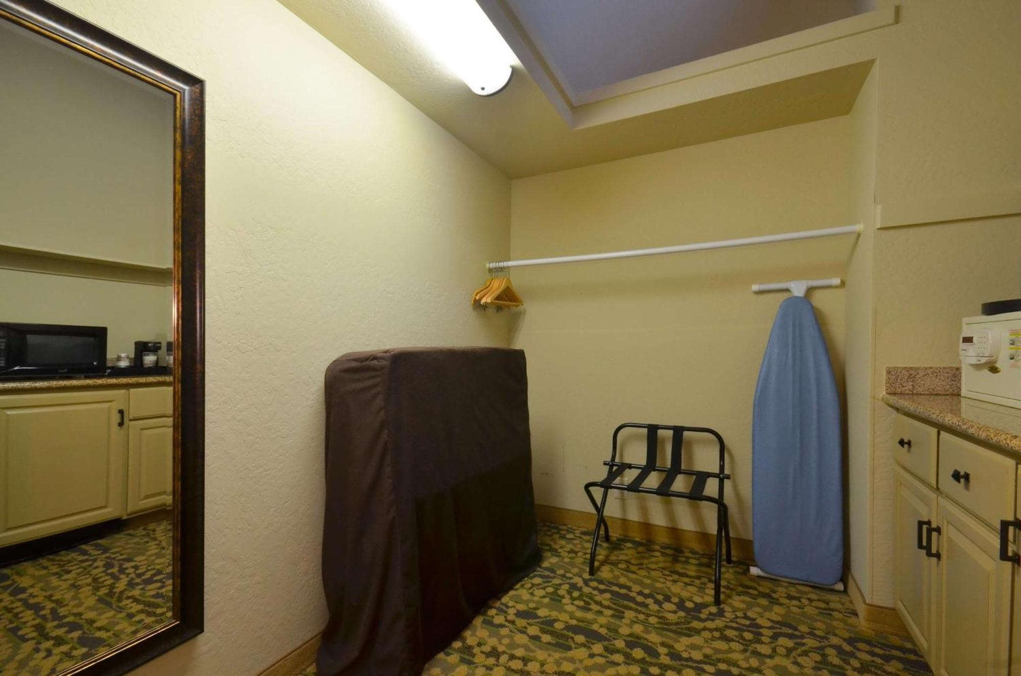 Best Western The Inn & Suites Pacific Grove Bagian luar foto