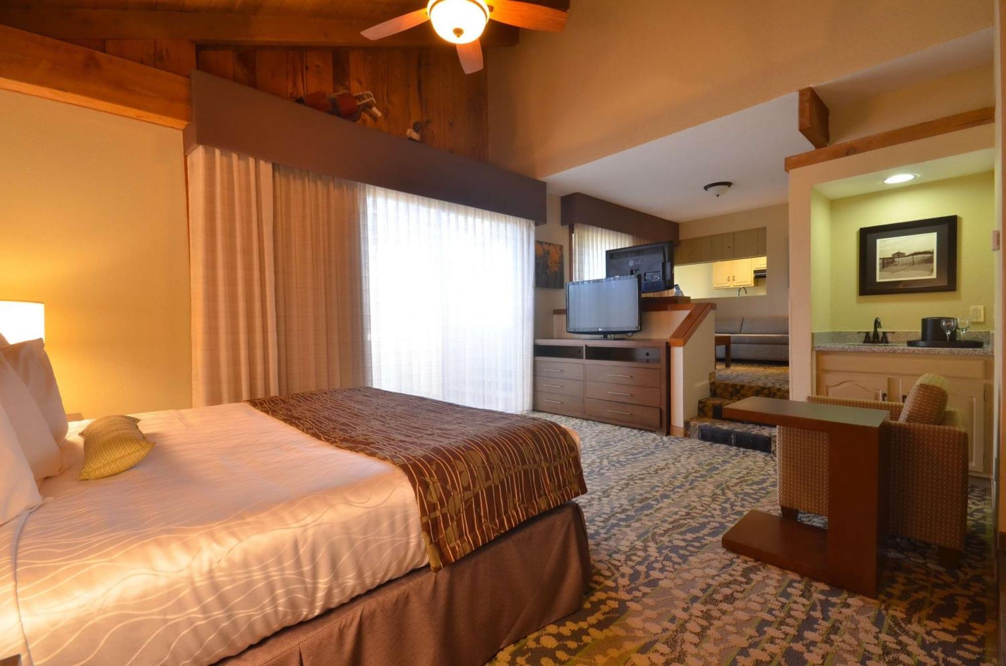 Best Western The Inn & Suites Pacific Grove Bagian luar foto