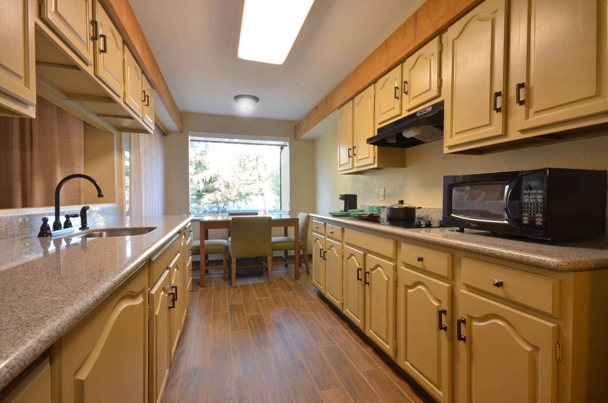 Best Western The Inn & Suites Pacific Grove Bagian luar foto